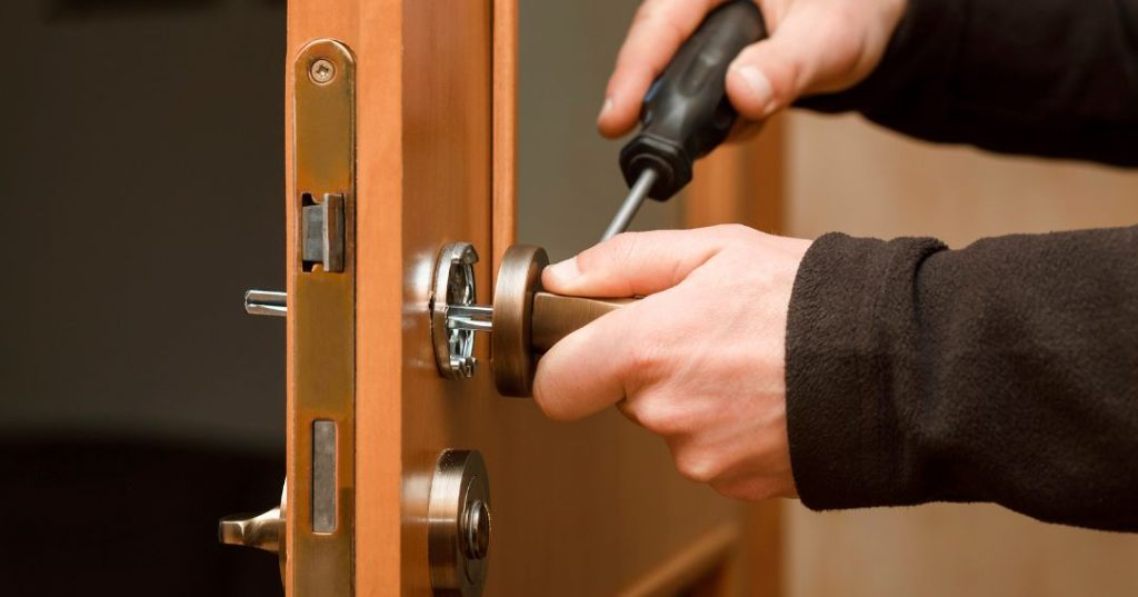 Como Identificar Quando a Fechadura Precisa Ser Trocada em São Gonçalo: 6 Dicas capa chaveiro